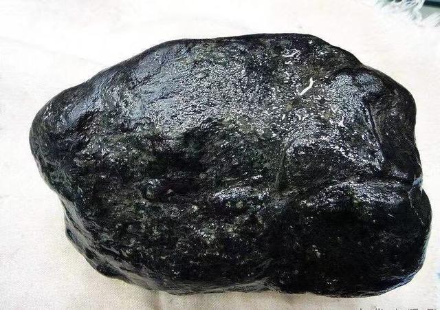 黑乌砂原石皮壳厚吗,翡翠原石黑乌砂-第7张图片-翡翠网 黑乌砂原石皮壳厚吗,翡翠原石黑乌砂-第7张图片-翡翠网