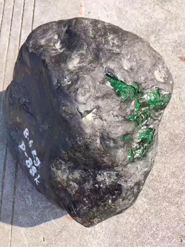 黑乌砂原石皮壳厚吗,翡翠原石黑乌砂-第8张图片-翡翠网 黑乌砂原石皮壳厚吗,翡翠原石黑乌砂-第8张图片-翡翠网