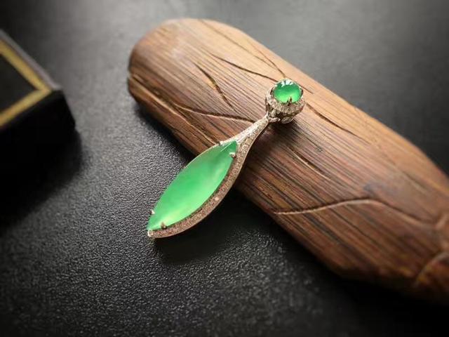 糯种翡翠手镯多少钱,洗澡需要把翡翠手镯拿下来吗-第1张图片-翡翠网 糯种翡翠手镯多少钱,洗澡需要把翡翠手镯拿下来吗-第1张图片-翡翠网