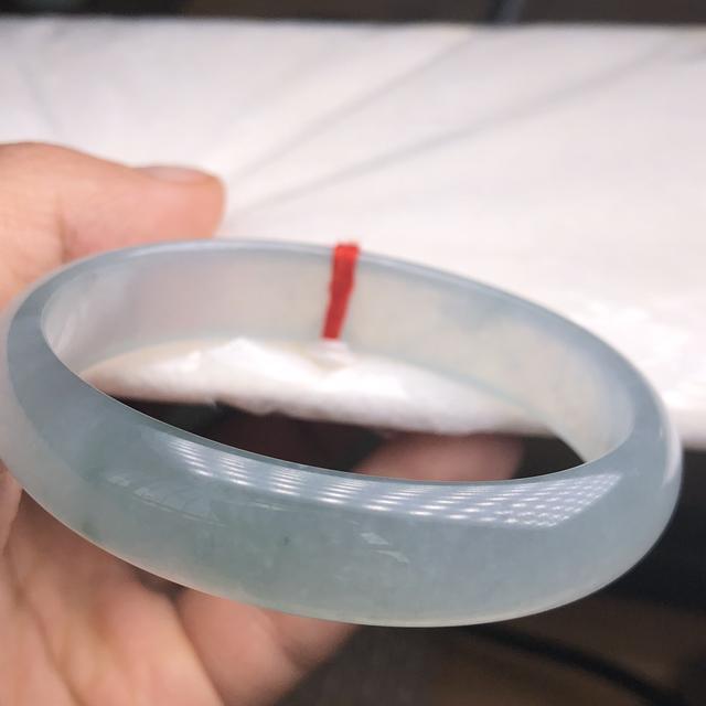 糯种翡翠手镯多少钱,洗澡需要把翡翠手镯拿下来吗-第2张图片-翡翠网 糯种翡翠手镯多少钱,洗澡需要把翡翠手镯拿下来吗-第2张图片-翡翠网