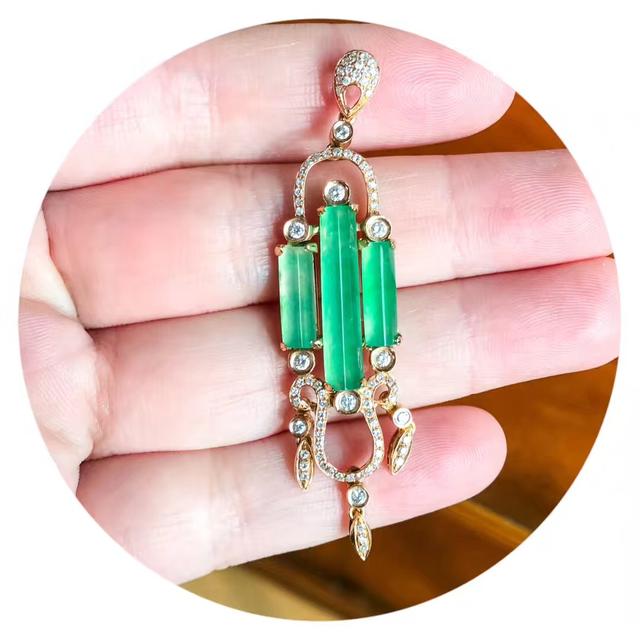 糯种翡翠手镯多少钱,洗澡需要把翡翠手镯拿下来吗-第3张图片-翡翠网 糯种翡翠手镯多少钱,洗澡需要把翡翠手镯拿下来吗-第3张图片-翡翠网