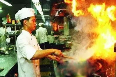 糯种翡翠手镯多少钱,洗澡需要把翡翠手镯拿下来吗-第7张图片-翡翠网 糯种翡翠手镯多少钱,洗澡需要把翡翠手镯拿下来吗-第7张图片-翡翠网