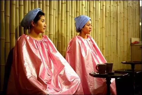 糯种翡翠手镯多少钱,洗澡需要把翡翠手镯拿下来吗-第9张图片-翡翠网 糯种翡翠手镯多少钱,洗澡需要把翡翠手镯拿下来吗-第9张图片-翡翠网