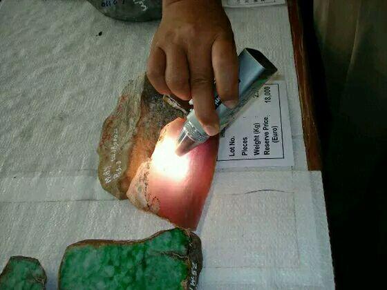 翡翠藓的图解,翡翠原石癣蟒松花专业知识讲解-第3张图片-翡翠网 翡翠藓的图解,翡翠原石癣蟒松花专业知识讲解-第3张图片-翡翠网