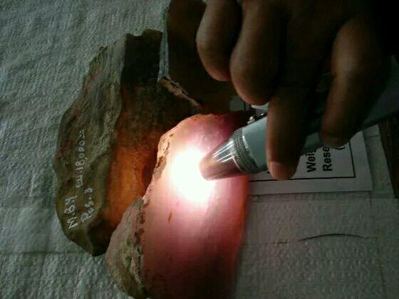 翡翠藓的图解,翡翠原石癣蟒松花专业知识讲解-第4张图片-翡翠网 翡翠藓的图解,翡翠原石癣蟒松花专业知识讲解-第4张图片-翡翠网