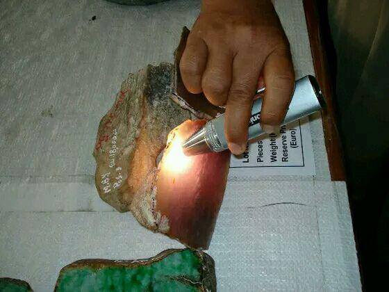 翡翠藓的图解,翡翠原石癣蟒松花专业知识讲解-第5张图片-翡翠网 翡翠藓的图解,翡翠原石癣蟒松花专业知识讲解-第5张图片-翡翠网