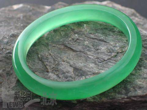 白地青和芙蓉玉翡翠手镯哪个好的简单介绍-第4张图片-翡翠网 白地青和芙蓉玉翡翠手镯哪个好的简单介绍-第4张图片-翡翠网