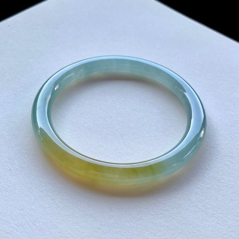 翡翠手镯中有一条黄线的简单介绍-第1张图片-翡翠网 翡翠手镯中有一条黄线的简单介绍-第1张图片-翡翠网