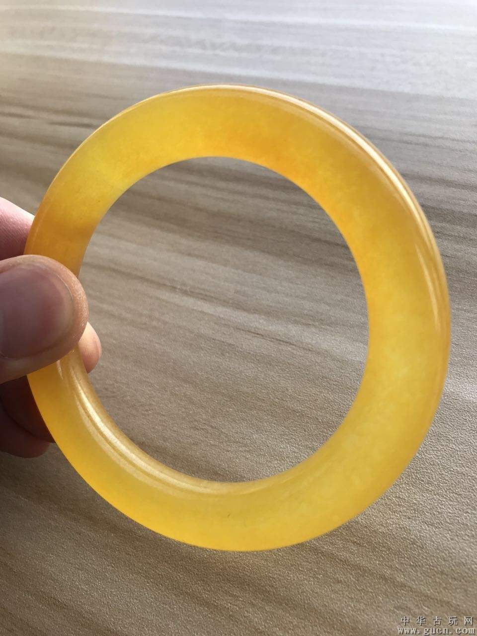 翡翠手镯中有一条黄线的简单介绍-第2张图片-翡翠网 翡翠手镯中有一条黄线的简单介绍-第2张图片-翡翠网