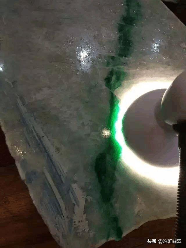 翡翠原石传说中的一线天,翡翠的原石在哪里-第1张图片-翡翠网 翡翠原石传说中的一线天,翡翠的原石在哪里-第1张图片-翡翠网