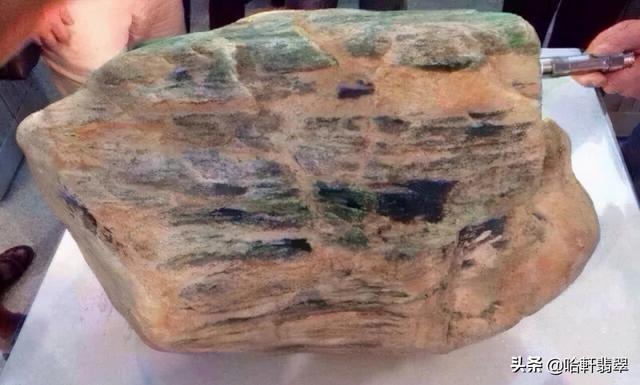 翡翠原石传说中的一线天,翡翠的原石在哪里-第5张图片-翡翠网 翡翠原石传说中的一线天,翡翠的原石在哪里-第5张图片-翡翠网