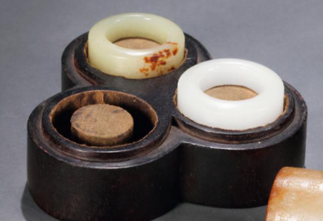 清朝翡翠玉斑指价格戴翡翠皮肤长斑-第2张图片-翡翠网 清朝翡翠玉斑指价格戴翡翠皮肤长斑-第2张图片-翡翠网