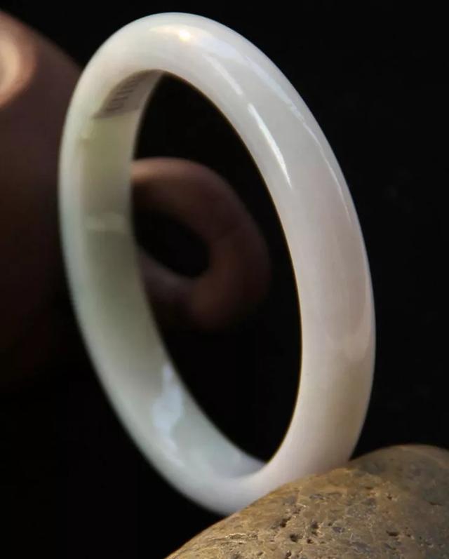 翡翠石性大值得买吗,翡翠手镯有硫酸性吗-第1张图片-翡翠网 翡翠石性大值得买吗,翡翠手镯有硫酸性吗-第1张图片-翡翠网