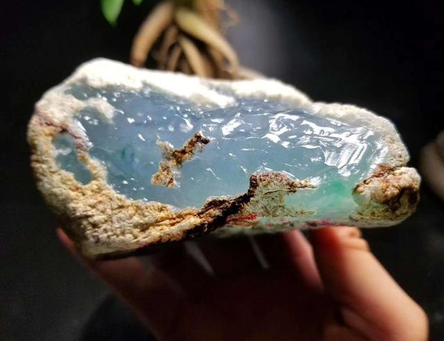 翡翠原石哪里买翡翠原石会吸收水分吗-第1张图片-翡翠网 翡翠原石哪里买翡翠原石会吸收水分吗-第1张图片-翡翠网