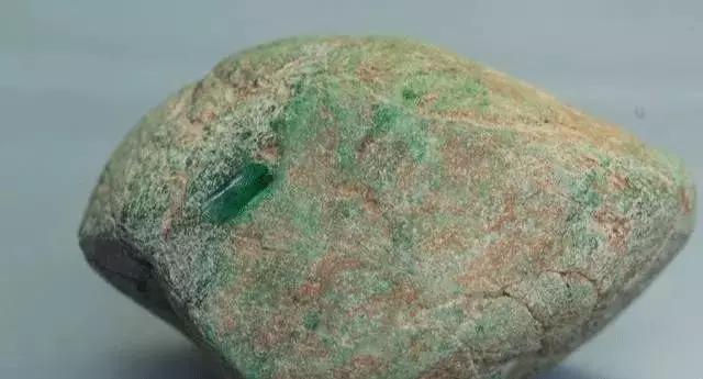 海边能捡到翡翠原石吗,游客云南旅游捡到翡翠原石-第2张图片-翡翠网 海边能捡到翡翠原石吗,游客云南旅游捡到翡翠原石-第2张图片-翡翠网