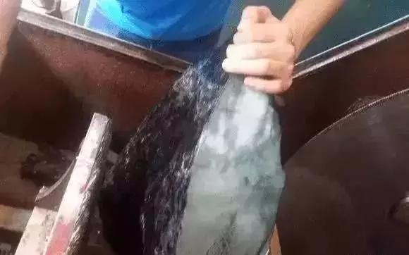 海边能捡到翡翠原石吗,游客云南旅游捡到翡翠原石-第4张图片-翡翠网 海边能捡到翡翠原石吗,游客云南旅游捡到翡翠原石-第4张图片-翡翠网