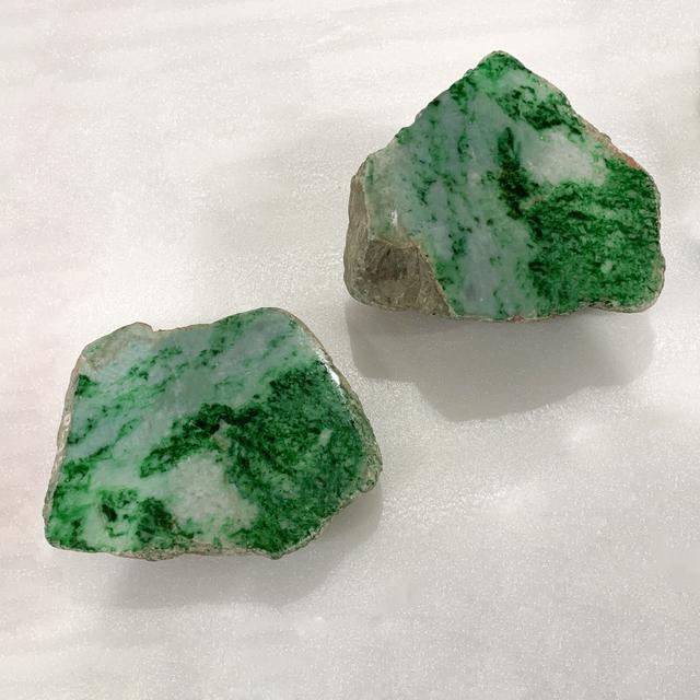 翡翠原石表面抹什么好看的简单介绍-第1张图片-翡翠网 翡翠原石表面抹什么好看的简单介绍-第1张图片-翡翠网