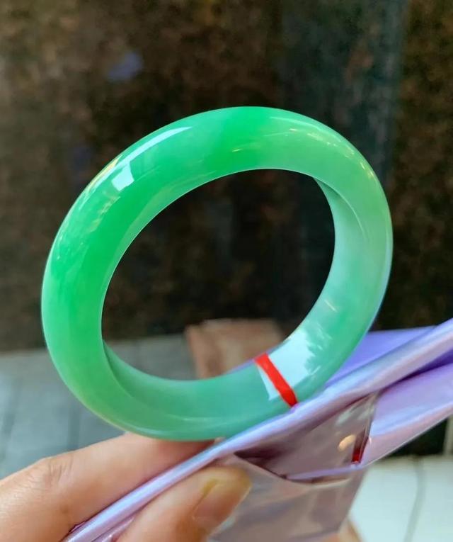 翡翠正圈和圆圈的区别翡翠手镯什么是正圈-第1张图片-翡翠网 翡翠正圈和圆圈的区别翡翠手镯什么是正圈-第1张图片-翡翠网