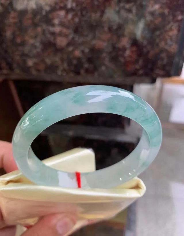 翡翠正圈和圆圈的区别翡翠手镯什么是正圈-第3张图片-翡翠网 翡翠正圈和圆圈的区别翡翠手镯什么是正圈-第3张图片-翡翠网