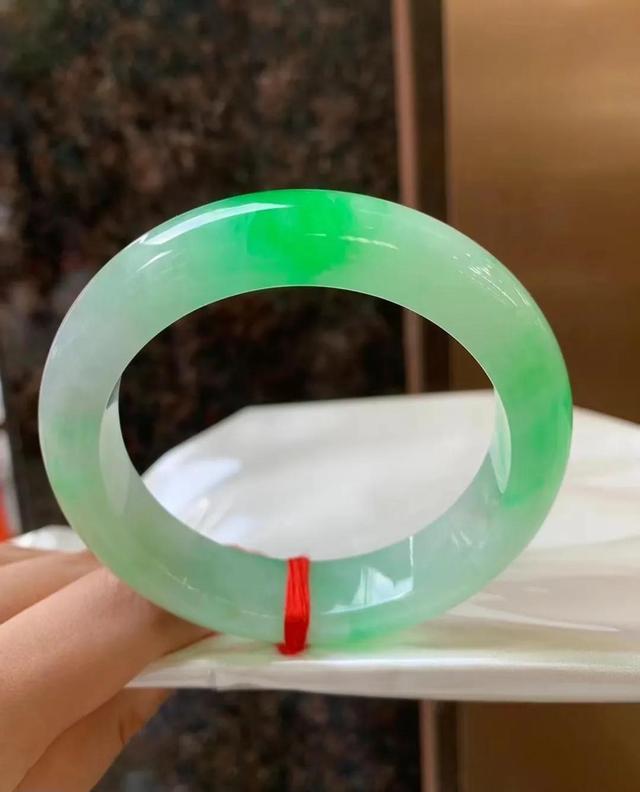 翡翠正圈和圆圈的区别翡翠手镯什么是正圈-第4张图片-翡翠网 翡翠正圈和圆圈的区别翡翠手镯什么是正圈-第4张图片-翡翠网