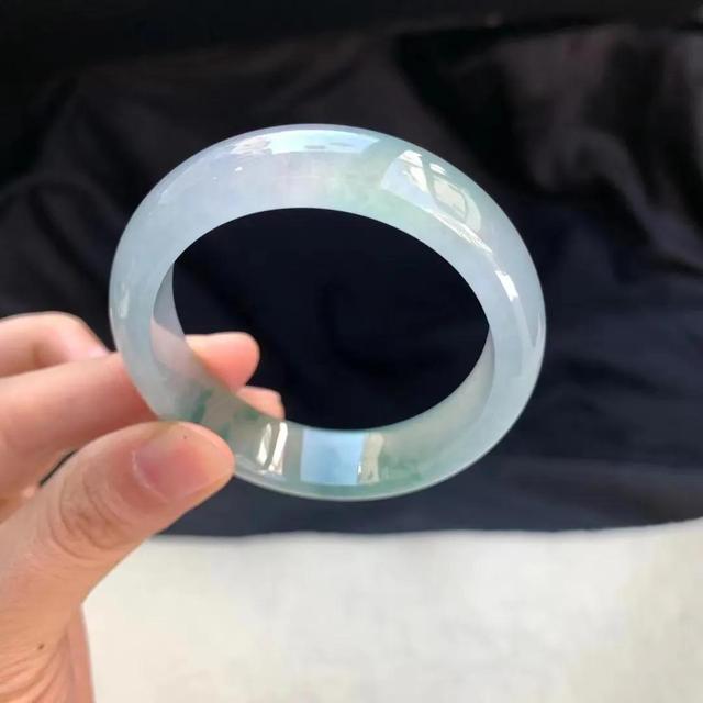 翡翠正圈和圆圈的区别翡翠手镯什么是正圈-第9张图片-翡翠网 翡翠正圈和圆圈的区别翡翠手镯什么是正圈-第9张图片-翡翠网