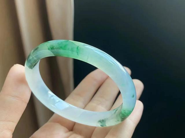 翡翠正圈和圆圈的区别翡翠手镯什么是正圈-第12张图片-翡翠网 翡翠正圈和圆圈的区别翡翠手镯什么是正圈-第12张图片-翡翠网