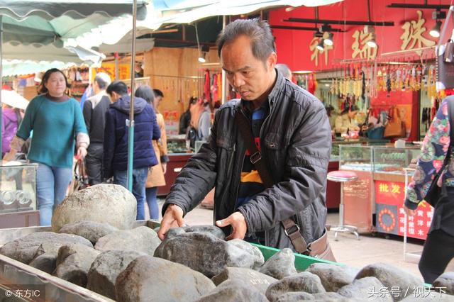 翡翠原石去皮视频十赌九输翡翠原石视频-第2张图片-翡翠网 翡翠原石去皮视频十赌九输翡翠原石视频-第2张图片-翡翠网