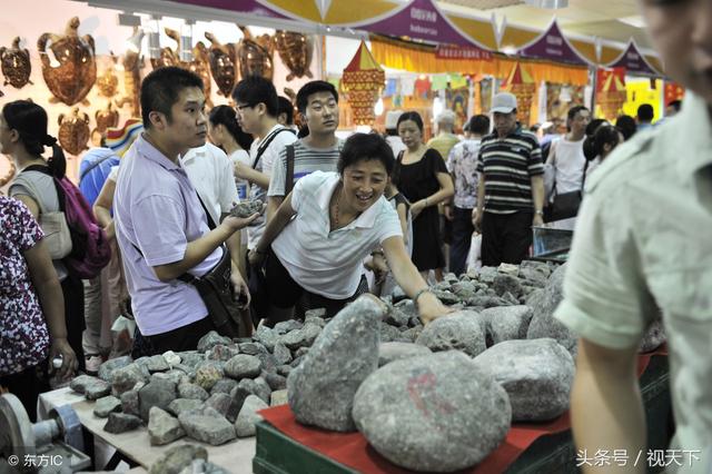 翡翠原石去皮视频十赌九输翡翠原石视频-第4张图片-翡翠网 翡翠原石去皮视频十赌九输翡翠原石视频-第4张图片-翡翠网