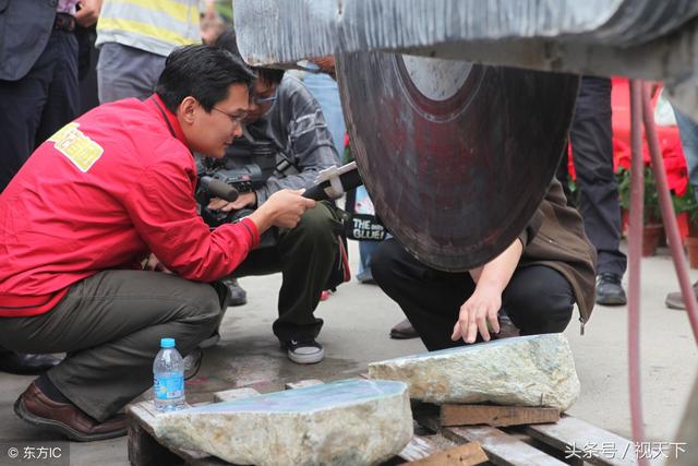 翡翠原石去皮视频十赌九输翡翠原石视频-第6张图片-翡翠网 翡翠原石去皮视频十赌九输翡翠原石视频-第6张图片-翡翠网