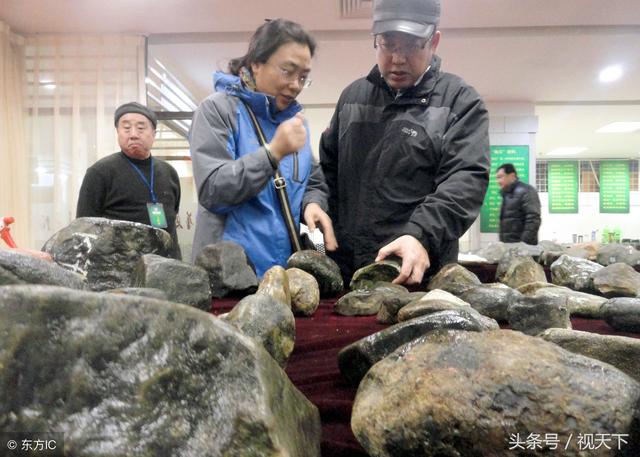 翡翠原石去皮视频十赌九输翡翠原石视频-第8张图片-翡翠网 翡翠原石去皮视频十赌九输翡翠原石视频-第8张图片-翡翠网