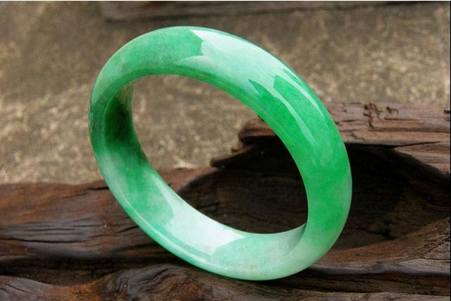 翡翠手镯越戴越透的原因翡翠手镯带着会变色吗-第1张图片-翡翠网 翡翠手镯越戴越透的原因翡翠手镯带着会变色吗-第1张图片-翡翠网