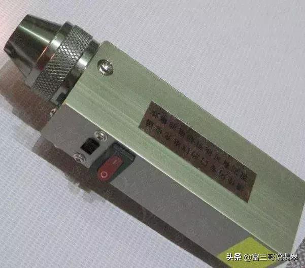 帝王绿翡翠原石纹理的简单介绍-第11张图片-翡翠网 帝王绿翡翠原石纹理的简单介绍-第11张图片-翡翠网