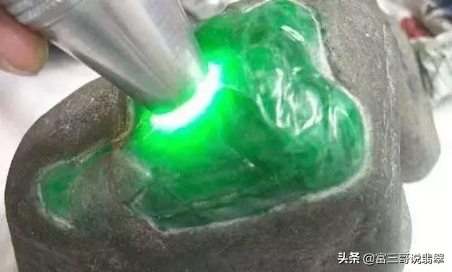 帝王绿翡翠原石纹理的简单介绍-第13张图片-翡翠网 帝王绿翡翠原石纹理的简单介绍-第13张图片-翡翠网