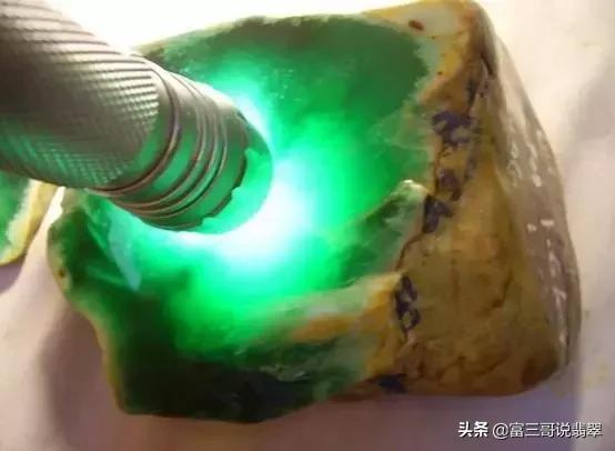 帝王绿翡翠原石纹理的简单介绍-第16张图片-翡翠网 帝王绿翡翠原石纹理的简单介绍-第16张图片-翡翠网