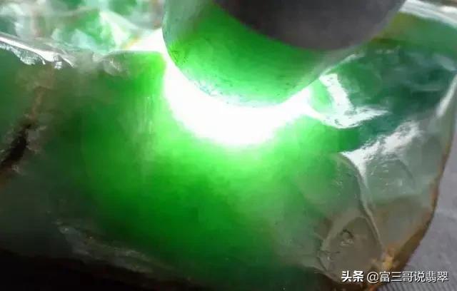帝王绿翡翠原石纹理的简单介绍-第19张图片-翡翠网 帝王绿翡翠原石纹理的简单介绍-第19张图片-翡翠网