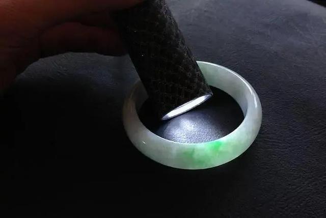 用手电筒看玉的内部翡翠原石手电筒怎么样-第4张图片-翡翠网 用手电筒看玉的内部翡翠原石手电筒怎么样-第4张图片-翡翠网