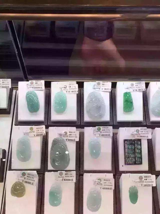 关于周大福翡翠手镯官方旗舰店的信息-第2张图片-翡翠网 关于周大福翡翠手镯官方旗舰店的信息-第2张图片-翡翠网
