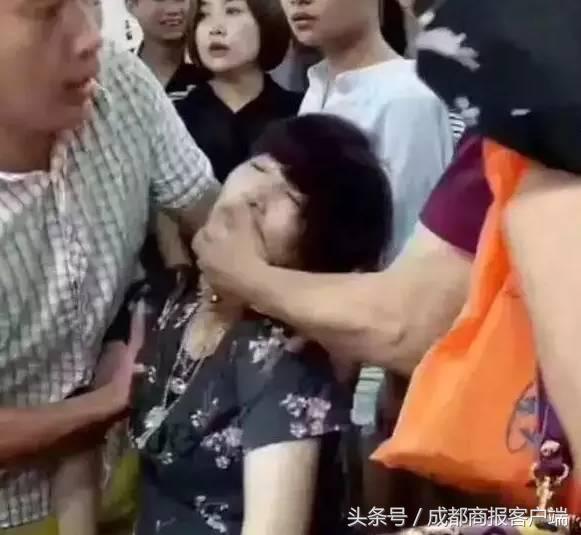 新买的翡翠手镯摔碎了女游客摔碎翡翠手镯-第1张图片-翡翠网 新买的翡翠手镯摔碎了女游客摔碎翡翠手镯-第1张图片-翡翠网