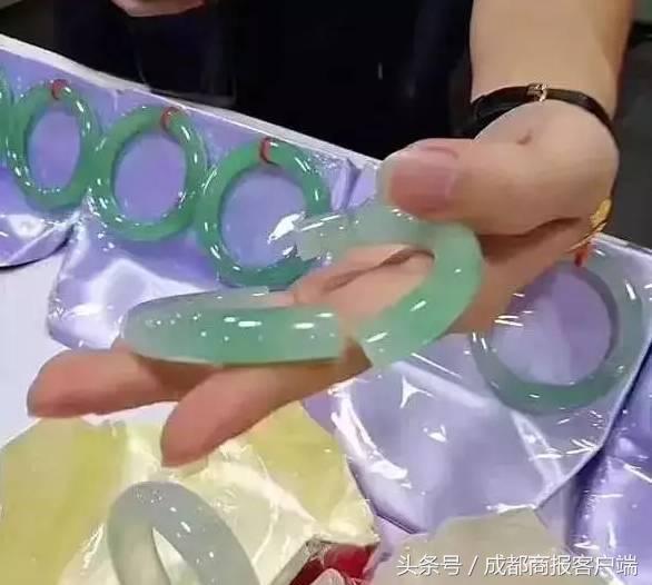 新买的翡翠手镯摔碎了女游客摔碎翡翠手镯-第3张图片-翡翠网 新买的翡翠手镯摔碎了女游客摔碎翡翠手镯-第3张图片-翡翠网