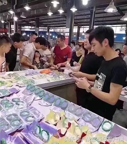 新买的翡翠手镯摔碎了女游客摔碎翡翠手镯-第5张图片-翡翠网 新买的翡翠手镯摔碎了女游客摔碎翡翠手镯-第5张图片-翡翠网