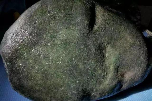 500多公斤的翡翠原石的简单介绍-第3张图片-翡翠网 500多公斤的翡翠原石的简单介绍-第3张图片-翡翠网