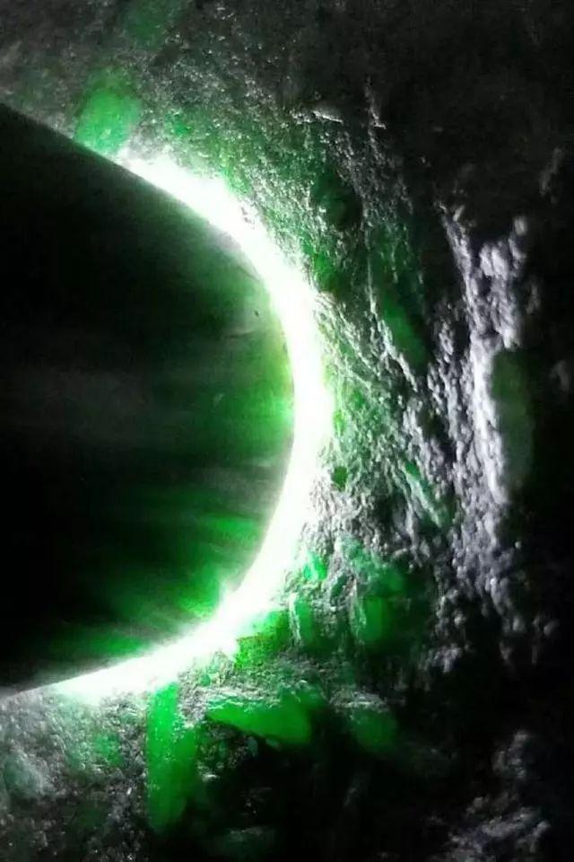 500多公斤的翡翠原石的简单介绍-第4张图片-翡翠网 500多公斤的翡翠原石的简单介绍-第4张图片-翡翠网