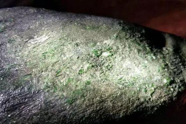 6公斤翡翠原石切割视频,翡翠原石应该怎么切割-第2张图片-翡翠网 6公斤翡翠原石切割视频,翡翠原石应该怎么切割-第2张图片-翡翠网