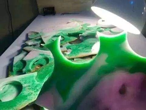 6公斤翡翠原石切割视频,翡翠原石应该怎么切割-第6张图片-翡翠网 6公斤翡翠原石切割视频,翡翠原石应该怎么切割-第6张图片-翡翠网