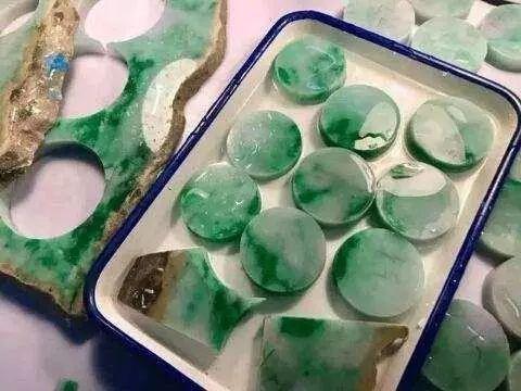 6公斤翡翠原石切割视频,翡翠原石应该怎么切割-第7张图片-翡翠网 6公斤翡翠原石切割视频,翡翠原石应该怎么切割-第7张图片-翡翠网