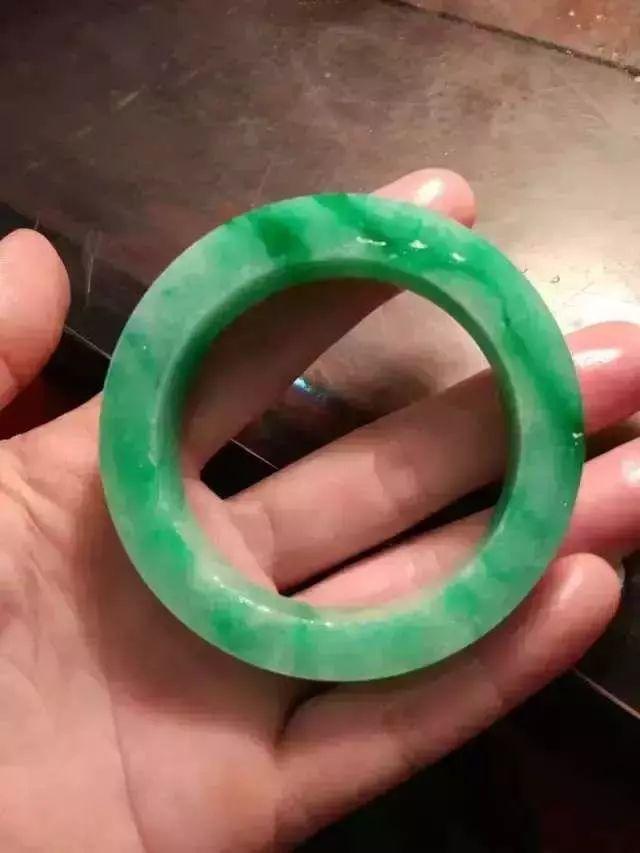 6公斤翡翠原石切割视频,翡翠原石应该怎么切割-第8张图片-翡翠网 6公斤翡翠原石切割视频,翡翠原石应该怎么切割-第8张图片-翡翠网