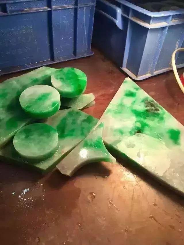 6公斤翡翠原石切割视频,翡翠原石应该怎么切割-第11张图片-翡翠网 6公斤翡翠原石切割视频,翡翠原石应该怎么切割-第11张图片-翡翠网