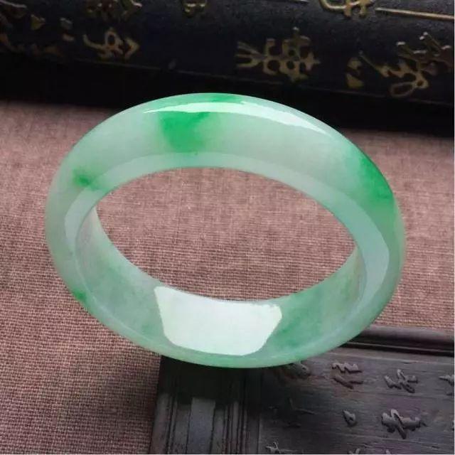 6公斤翡翠原石切割视频,翡翠原石应该怎么切割-第15张图片-翡翠网 6公斤翡翠原石切割视频,翡翠原石应该怎么切割-第15张图片-翡翠网