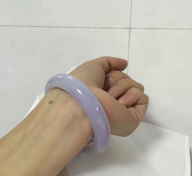 紫罗兰翡翠手镯鉴赏,紫罗兰玉镯图片-第3张图片-翡翠网 紫罗兰翡翠手镯鉴赏,紫罗兰玉镯图片-第3张图片-翡翠网