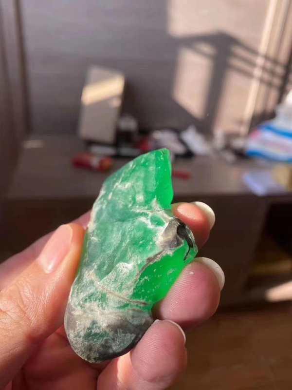 如何挑选翡翠原石色料,翡翠色料价格-第1张图片-翡翠网 如何挑选翡翠原石色料,翡翠色料价格-第1张图片-翡翠网